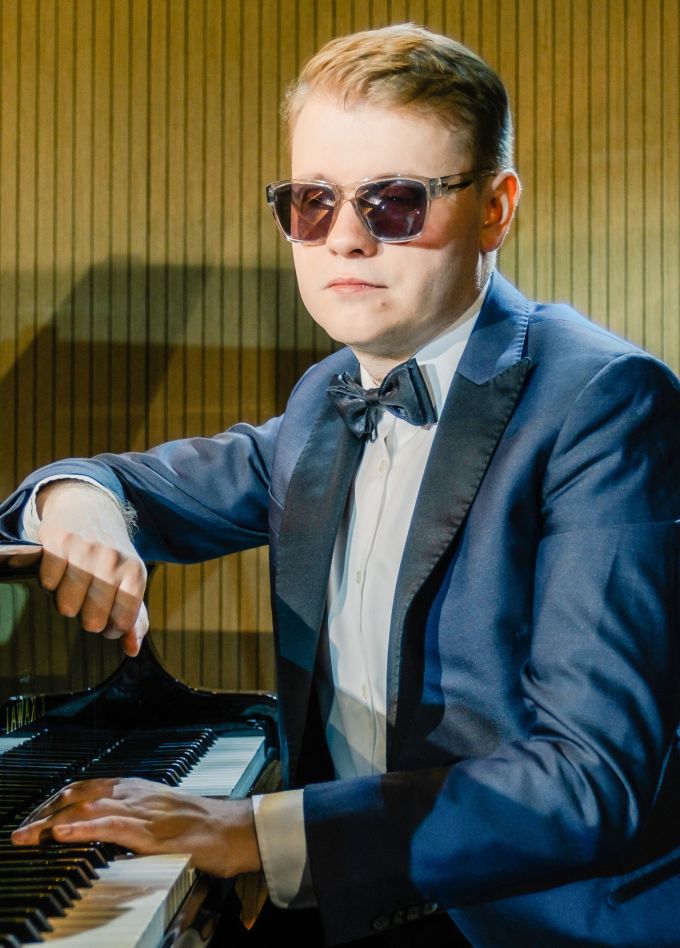 Олег Аккуратов